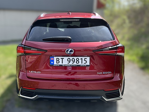 Lexus NX300h 4 of 5
