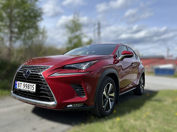 Lexus NX300h 2 of 5