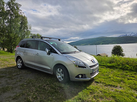 Peugeot 5008 2 of 5