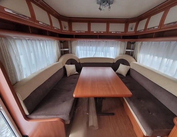Hobby 610 UI inkl 23m2 spikertelt fra 2023 på Ven camping 5 of 5