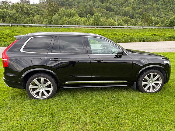 Volvo XC90 8 of 25
