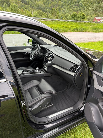 Volvo XC90 15 of 25
