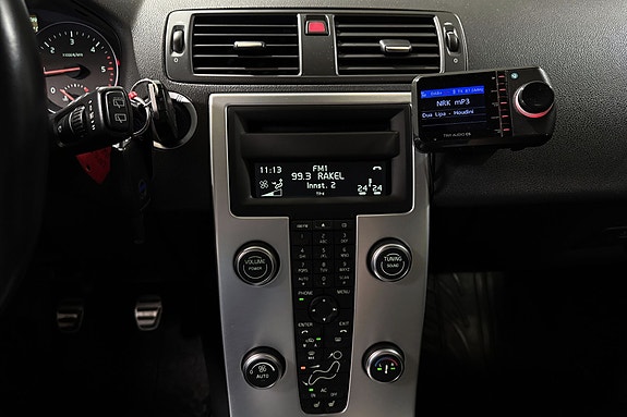Moderne klima- og infotainmentkontroller med digitalt display.