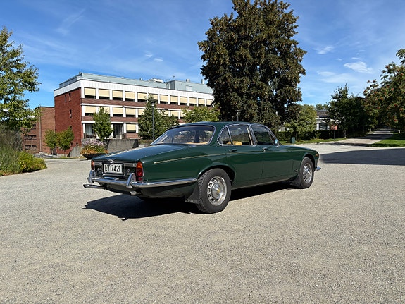 Jaguar XJ 18 of 20
