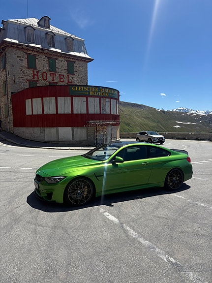BMW M4 2 of 5