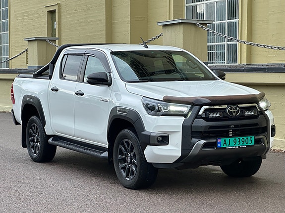 Toyota HiLux 2 of 5