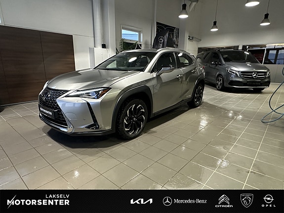 Lexus UX300e 3 of 5