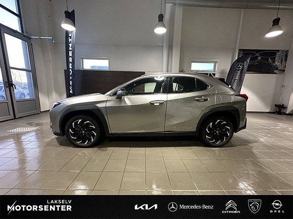 Lexus UX300e 4 of 5