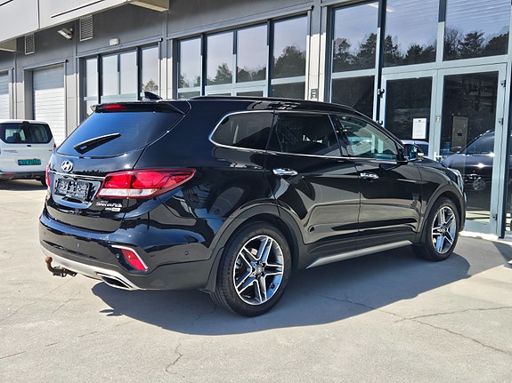 Hyundai Grand Santa Fe 3 of 5