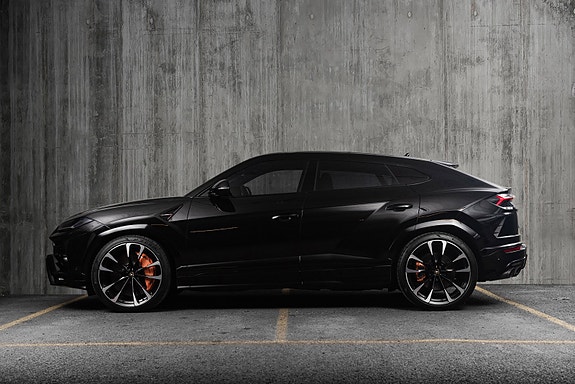 Lamborghini Urus 2 of 5