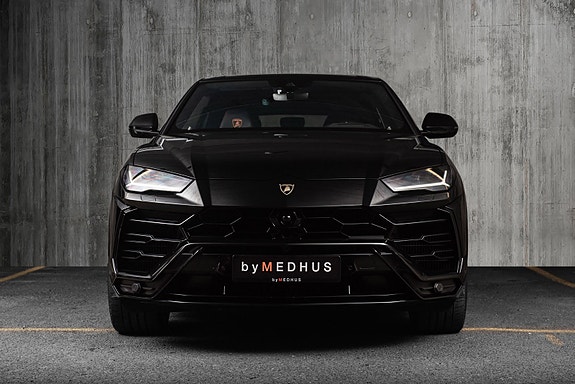 Lamborghini Urus 4 of 5