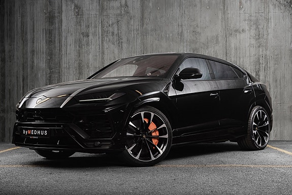 Lamborghini Urus 3 of 5