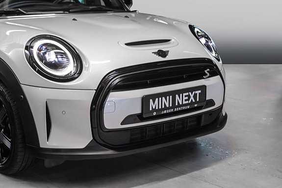 MINI Cooper SE 2 of 5