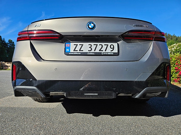 BMW i5 4 of 5