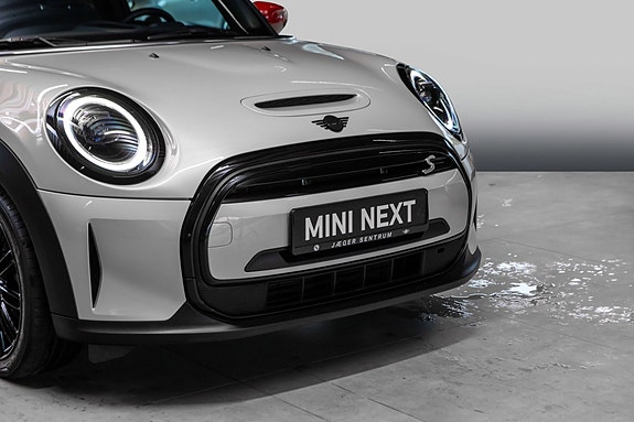 MINI Cooper SE 2 of 5
