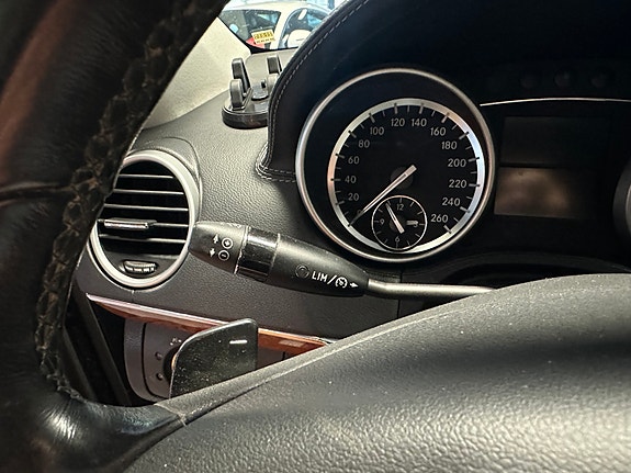 Mercedes-Benz GL350 27 of 30