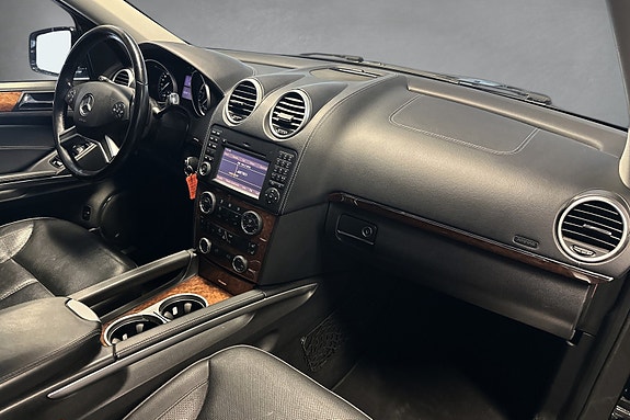 Mercedes-Benz GL350 19 of 30