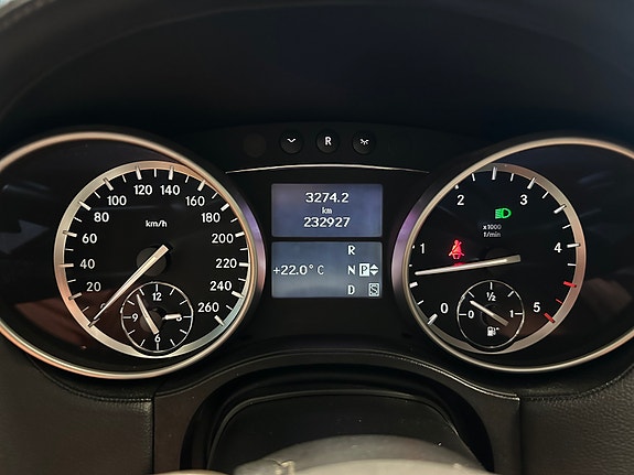 Mercedes-Benz GL350 21 of 30
