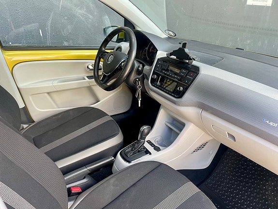 Volkswagen UP! 28 of 30