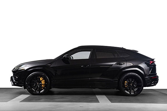 Lamborghini Urus 2 of 5