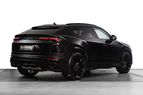 Lamborghini Urus 3 of 5