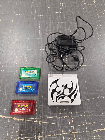 Gullpakke: Game Boy Advance SP (AGS-101) + 3x Originale Pokémon-spill og lader