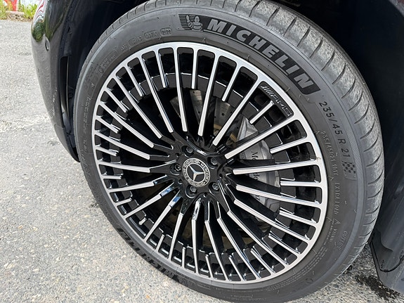 Mercedes-Benz EQC400 12 of 30