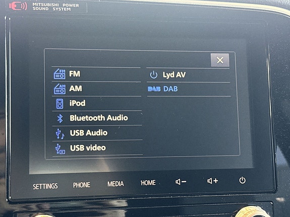 Touchskjerm med Bluetooth, DAB+ og flere lydkilder tilgjengelig.