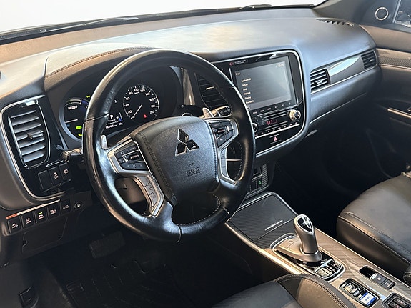 Multifunksjonsratt med handsfree og cruise control for trygg kjøring.