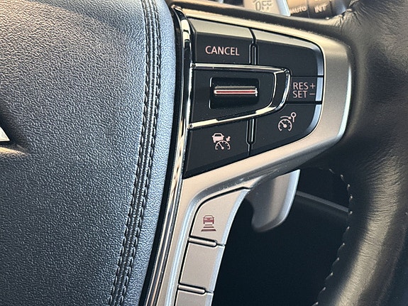 Adaptiv cruise control og sikkerhetsknapper på multifunksjonsrattet.