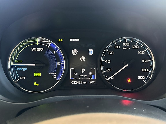 Oversiktlig digitalt dashbord med ladestatus og miljøindikatorer.