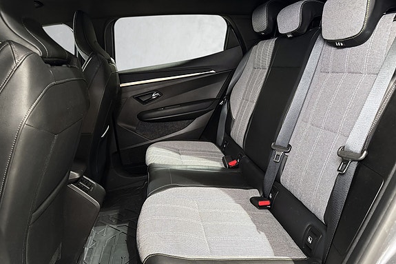 Bakseter i slitesterk tekstil med isofix i begge setene.