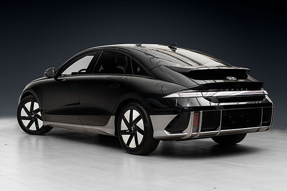 Hyundai Ioniq 6 2 of 5
