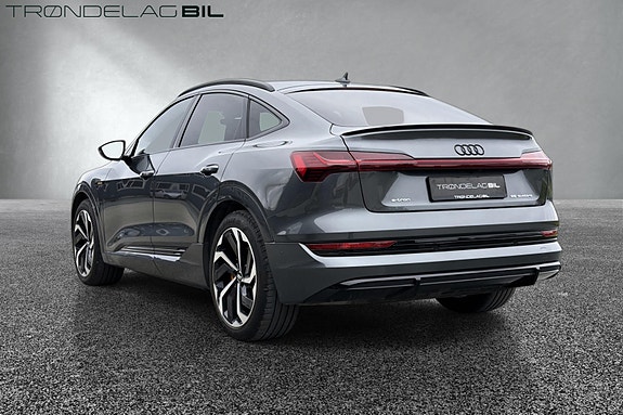 Audi e-tron Sportback 3 of 5