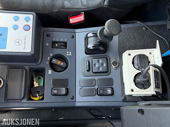 Mercedes-Benz Unimog U400/308 14 of 30