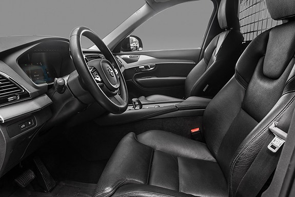 Volvo XC90 10 of 26