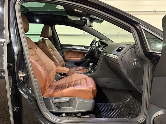 Volkswagen Golf Alltrack 2 of 29