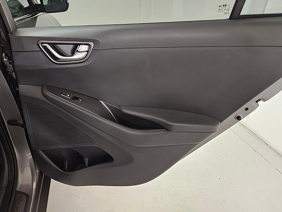 Hyundai IONIQ 18 of 19