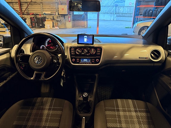 Volkswagen UP! 25 of 28