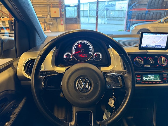 Volkswagen UP! 11 of 28