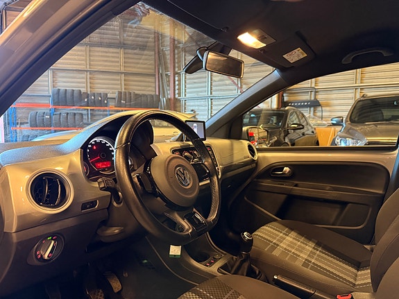 Volkswagen UP! 19 of 28
