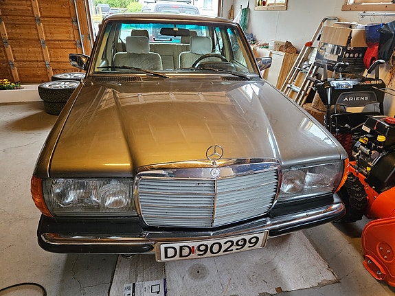 Mercedes-Benz 230 2 of 5