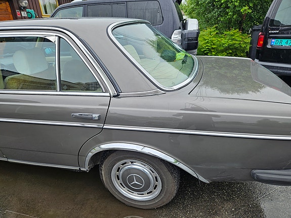 Mercedes-Benz 230 5 of 5
