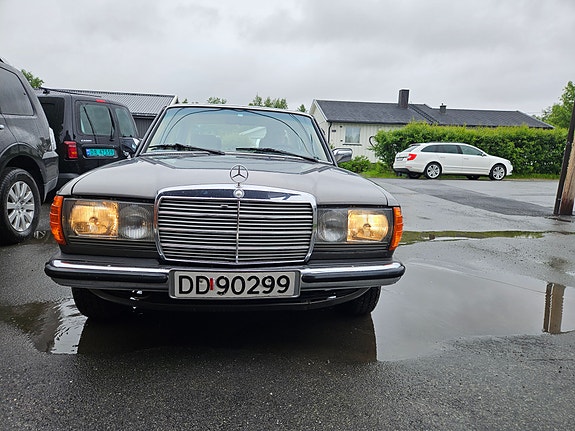Mercedes-Benz 230 3 of 5