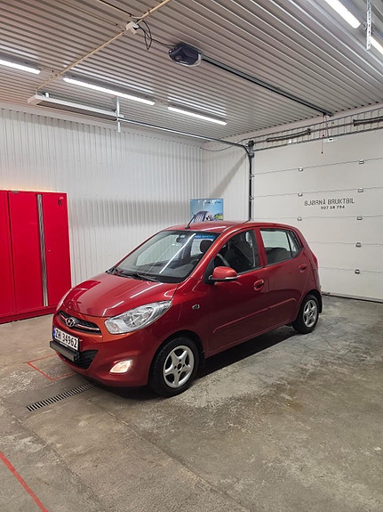 Hyundai i10 2 of 5