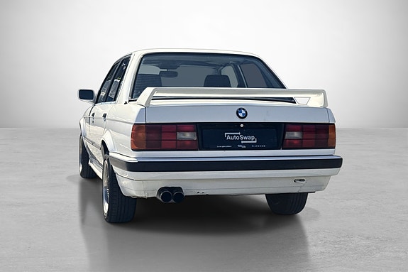 BMW 318i 13 of 30