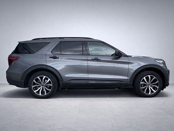 Ford Explorer 4 of 5