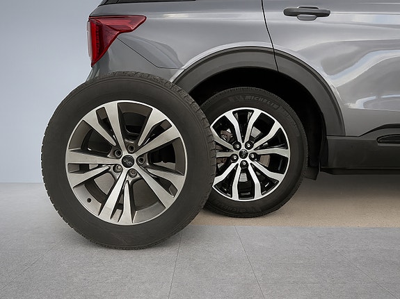 Ford Explorer 9 of 28