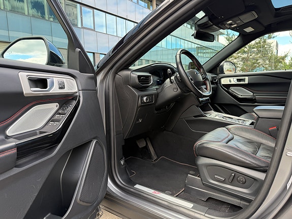 Ford Explorer 10 of 28