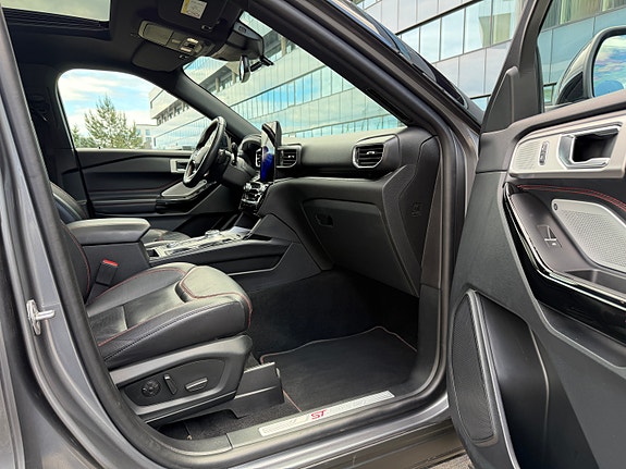 Ford Explorer 12 of 28